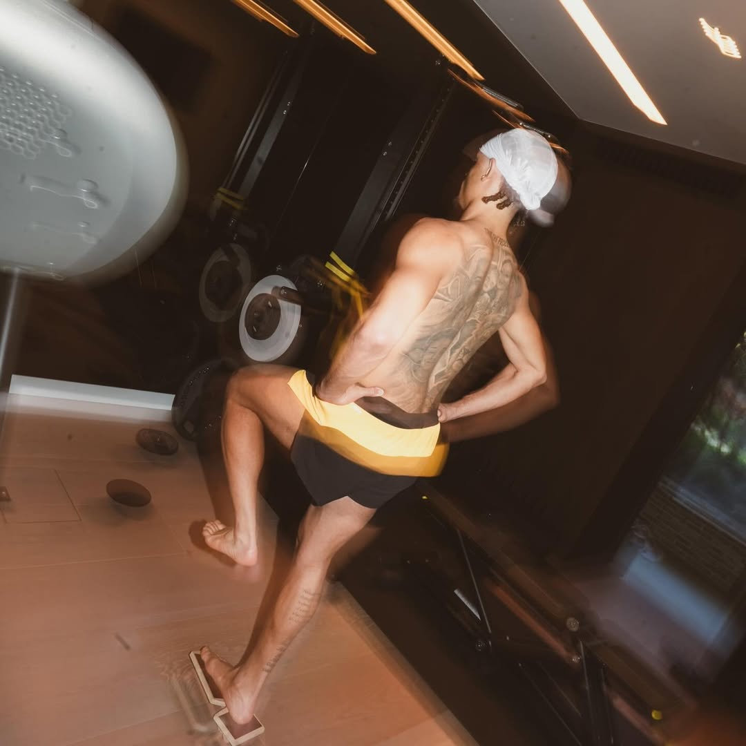 Xavi Simons training alone in a dim room