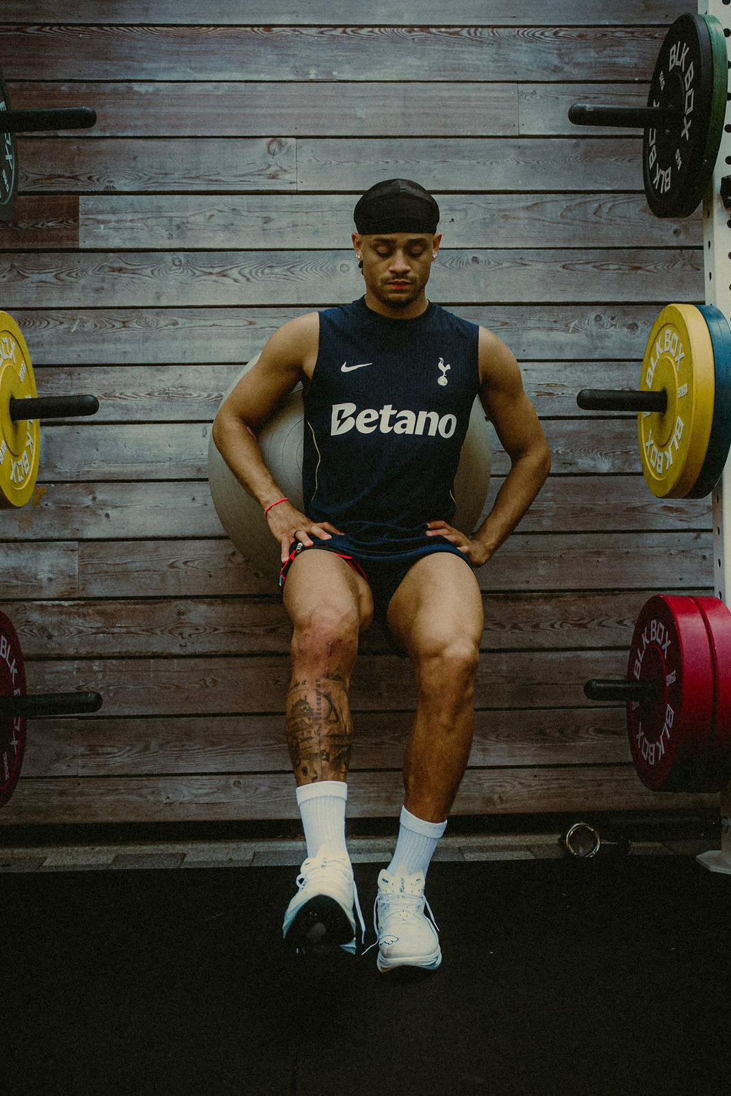 Xavi Simons in the gym in front of a barbell rack